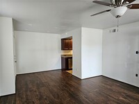 8406 Lyndon Ln in Austin, TX - Foto de edificio - Building Photo