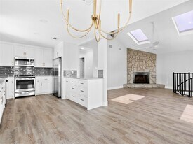 1322 Oahu Dr in Tiki Island, TX - Building Photo