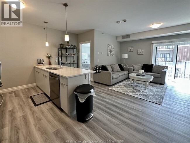 728 Brownstone Dr in Tecumseh, ON - Building Photo - Building Photo