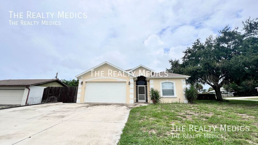 795 Alcazar Ave in Port Saint John, FL - Building Photo