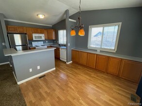 1136 Lakeview Cir in Grand Blanc, MI - Building Photo - Building Photo