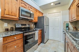 5676 Cedar Creek Dr in Benbrook, TX - Foto de edificio - Building Photo