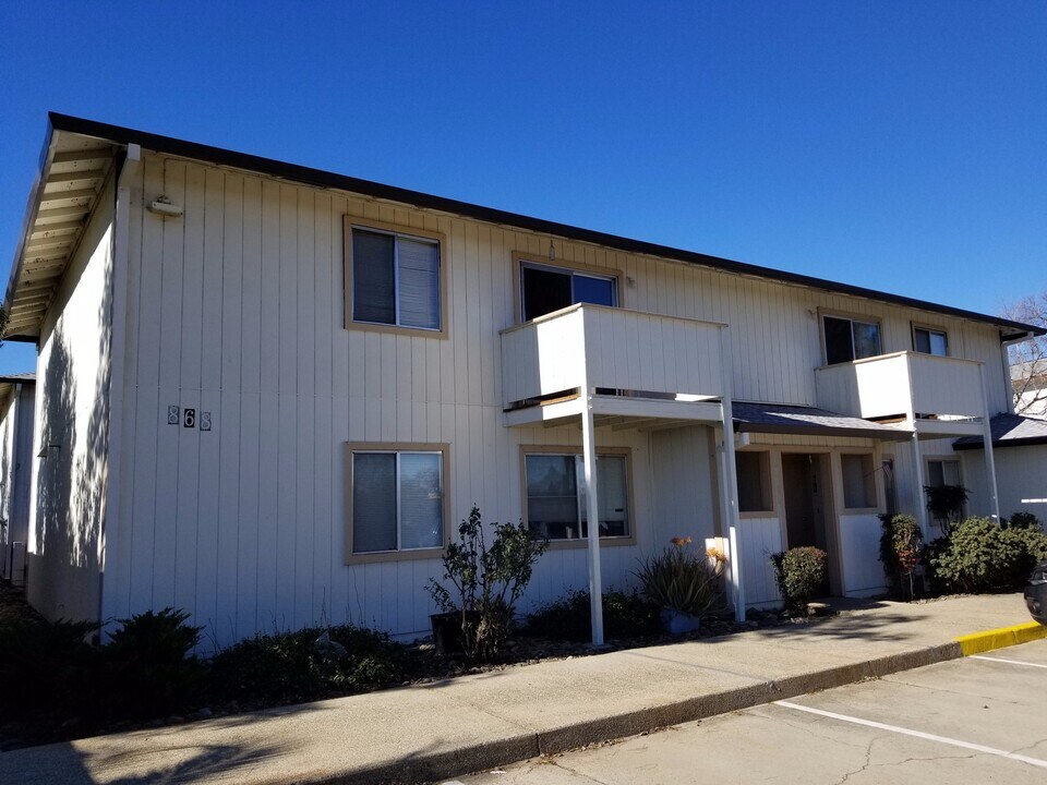 868 Browning St in Redding, CA - Building Photo