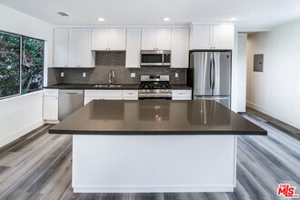 11725 Darlington Ave in Los Angeles, CA - Building Photo - Building Photo