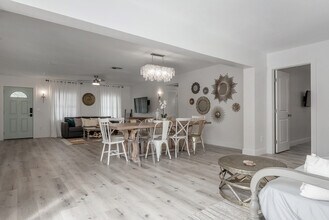 235 E Overbrook Dr in Largo, FL - Building Photo - Building Photo