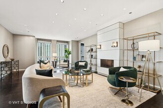 11 E Walton St in Chicago, IL - Building Photo - Building Photo