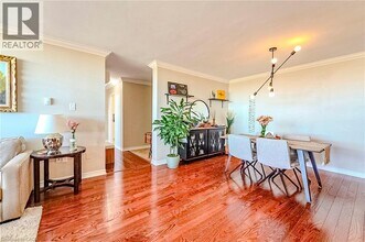 212 Kerr St in Oakville, ON - Building Photo - Building Photo