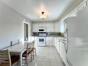 2294 Wyandotte Dr in Oakville, ON - Building Photo - Building Photo