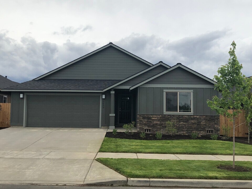 3054 NW Dogwood Ave in Redmond, OR - Building Photo