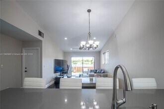 874 NW 79th Ter in Plantation, FL - Building Photo - Building Photo