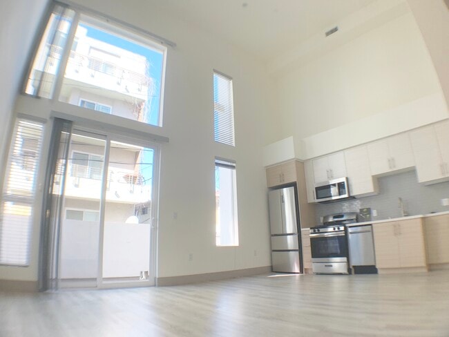 1037 S Hobart Blvd in Los Angeles, CA - Building Photo - Building Photo