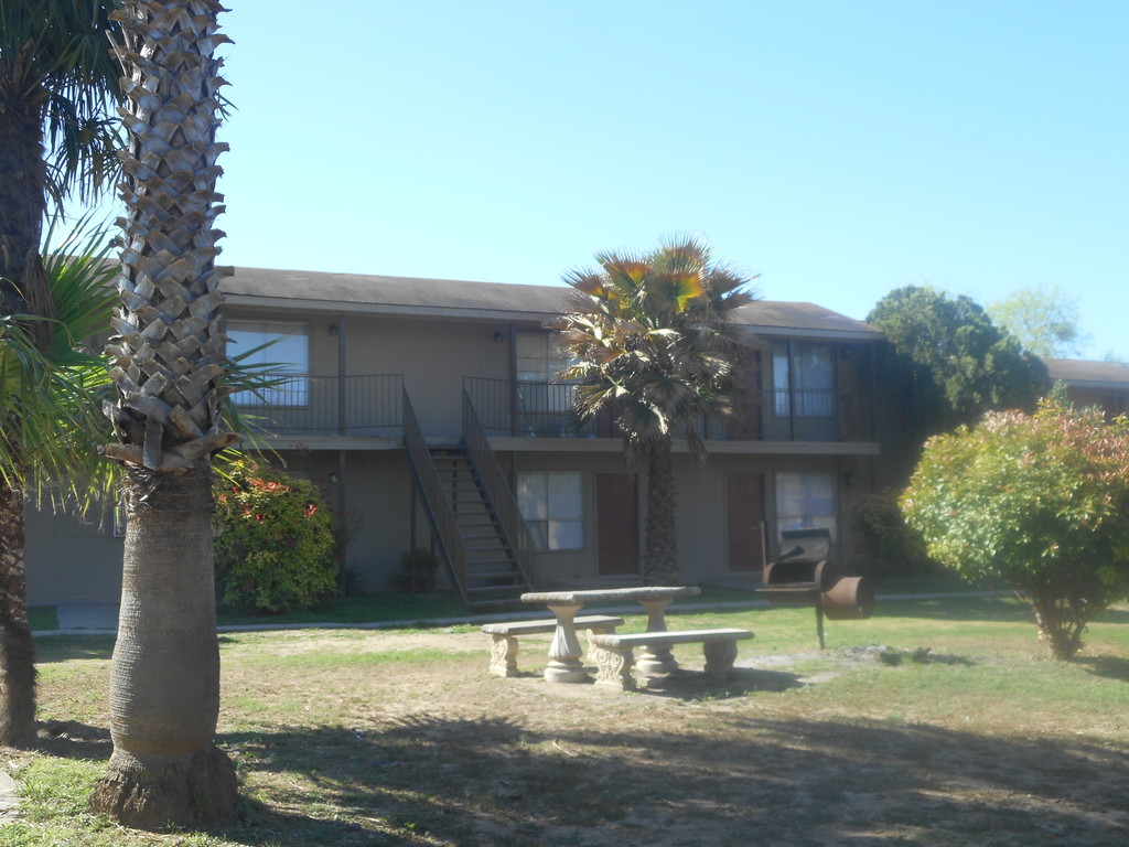 Uvalde Flats Apartments