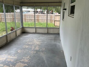 2405 NE Rustic Plz in Jensen Beach, FL - Foto de edificio - Building Photo