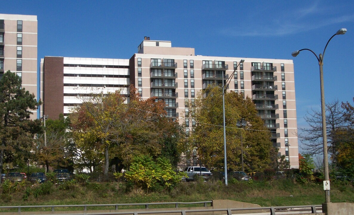 Marchetti Towers Apartments East in St. Louis, MO - Foto de edificio