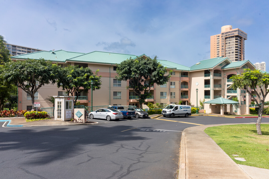 Country Club Villages in Honolulu, HI - Building Photo