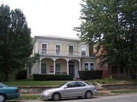 902 N 9th St Apartamentos