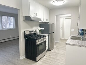 Richfield Square Apartments in Richfield, MN - Foto de edificio - Building Photo