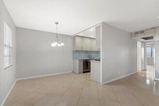 3038 Cornwall B in Boca Raton, FL - Building Photo - Building Photo