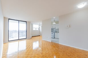 2440 Hurontario St in Mississauga, ON - Building Photo