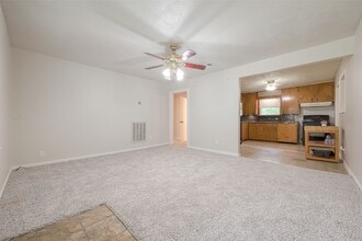 1719 W Sealy St in Alvin, TX - Building Photo - Building Photo