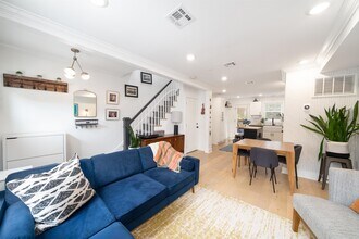 321 7th St in Jersey City, NJ - Building Photo - Building Photo