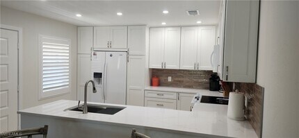 1051 Foxfire Ln in Naples, FL - Building Photo - Building Photo