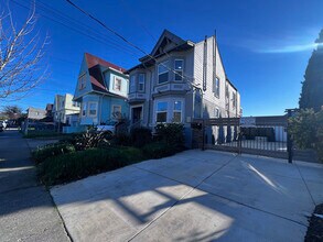 709 32nd St in Oakland, CA - Foto de edificio - Building Photo