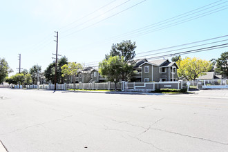 Chelsea Court Apartments in Santa Ana, CA - Foto de edificio - Building Photo