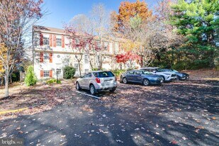 1589 Woodcrest Dr in Reston, VA - Building Photo