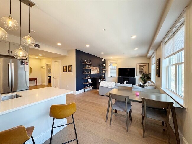 336 Chelsea St, Unit #3 in Boston, MA - Foto de edificio - Building Photo