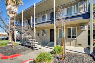 Valley Oaks Apartments in Los Banos, CA - Building Photo - Building Photo