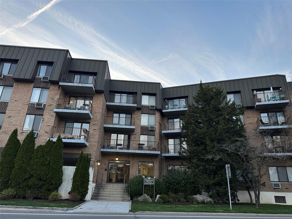 560 Halstead Ave in Harrison, NY - Building Photo