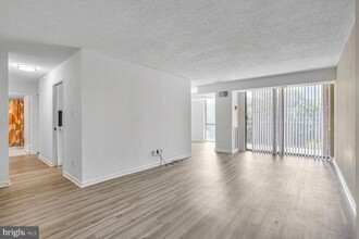 2300 Pimmit Dr in Falls Church, VA - Building Photo - Building Photo