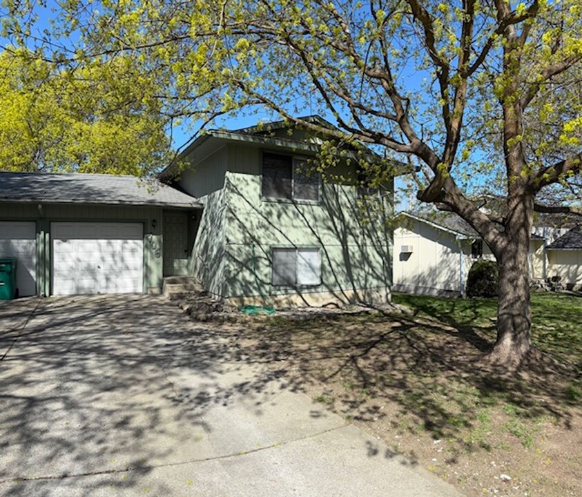 706 S Century Ct in Spokane Valley, WA - Foto de edificio