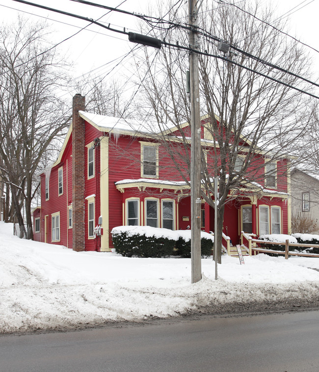 659 E Main St in Cobleskill, NY - Foto de edificio - Building Photo