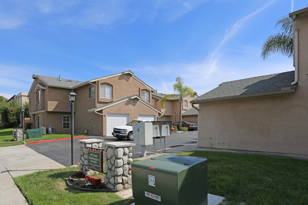 655 E Washington Ave in El Cajon, CA - Building Photo