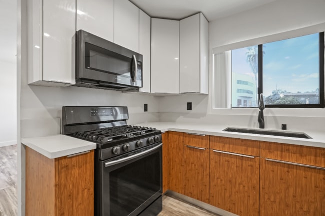 830 Bartlett St in Los Angeles, CA - Building Photo - Building Photo