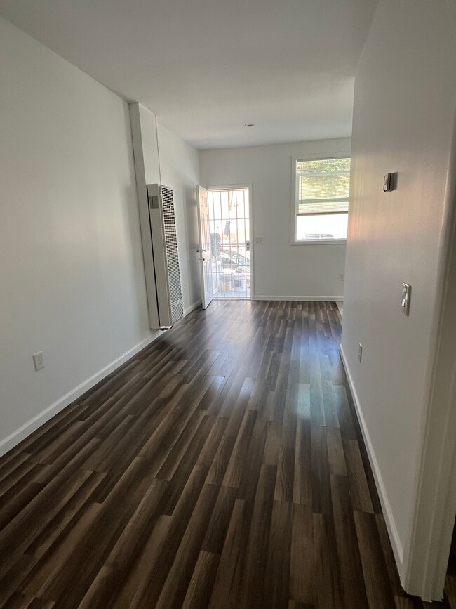 431 W 2nd St, Unit B