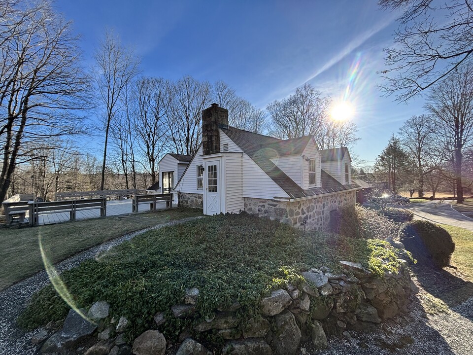 65 Cross Hwy in Redding, CT - Building Photo