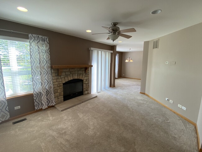 545 Yorkshire Ln in Pingree Grove, IL - Building Photo - Building Photo