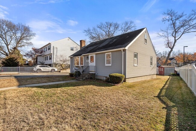 188 Lexington St in Newton, MA - Foto de edificio - Building Photo