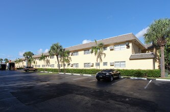 Village Park at Oakland in Oakland Park, FL - Building Photo - Building Photo