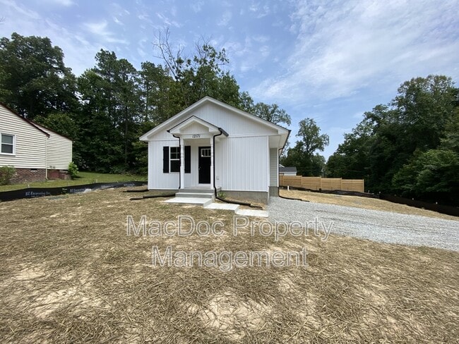 12171 Tennis Ln in Ruther Glen, VA - Foto de edificio - Building Photo