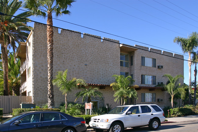 Pacific Pines Apartments in San Diego, CA - Foto de edificio - Building Photo