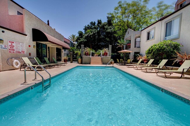 Town Center Apartments in Burbank, CA - Foto de edificio - Building Photo