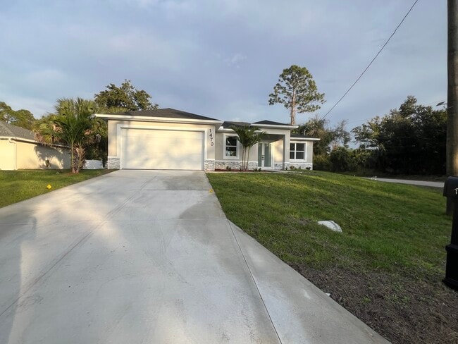 1470 Henning St in North Port, FL - Foto de edificio - Building Photo
