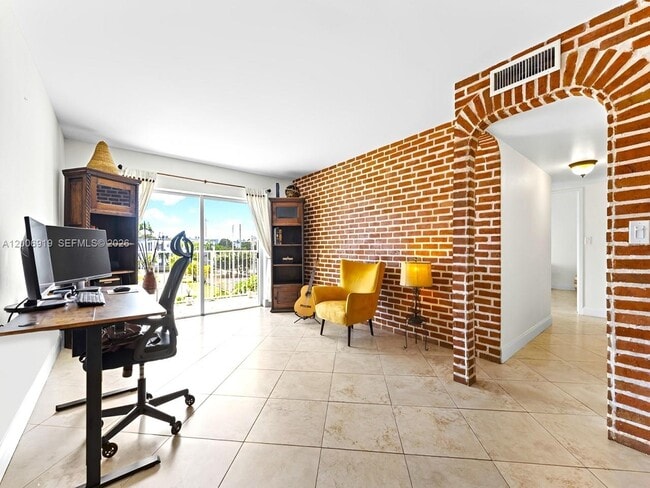 5020 NW 79th Ave in Doral, FL - Foto de edificio - Building Photo