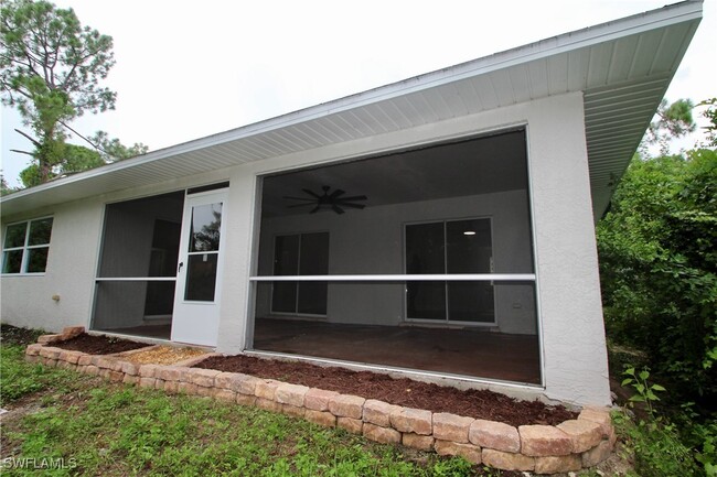 6112 Kramer Ave in Tice, FL - Building Photo - Building Photo