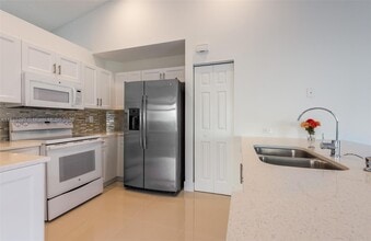 4295 Greenbriar Ln in Weston, FL - Building Photo - Building Photo