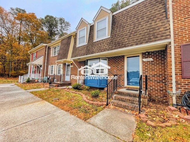 121 Charles Parish Dr in Poquoson, VA - Building Photo - Building Photo